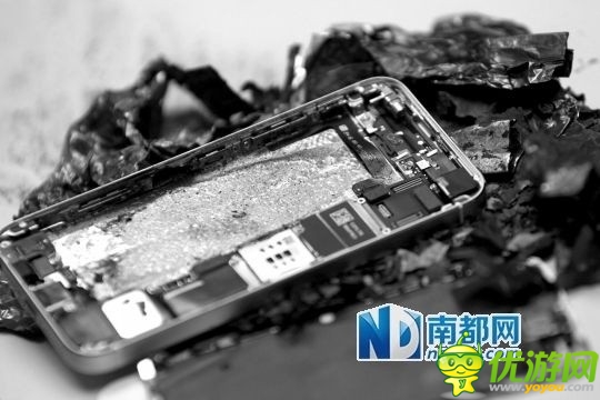 新买iPhone5S土豪金 开机自爆 电池烧成灰烬