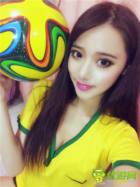 小佟丽娅化身《时空猎人》世界杯版足球宝贝