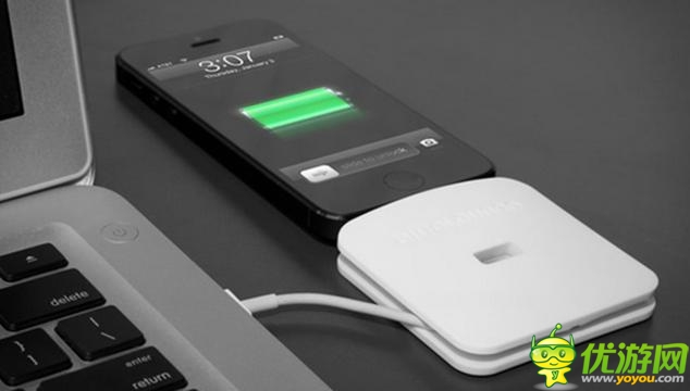 简约又省空间的iPhone墙壁充电底座