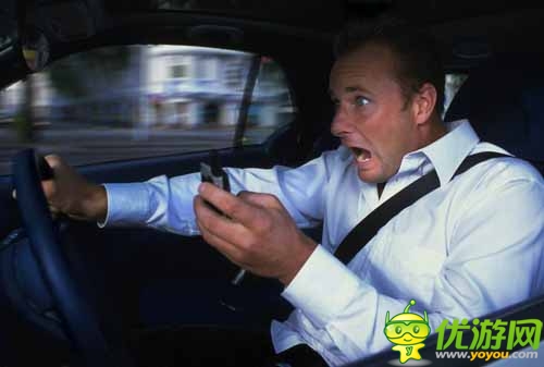 司机红灯时玩手机 车轮前行65米？