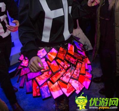 Nokia X时尚亮瞎眼：80只手机组成智慧裙