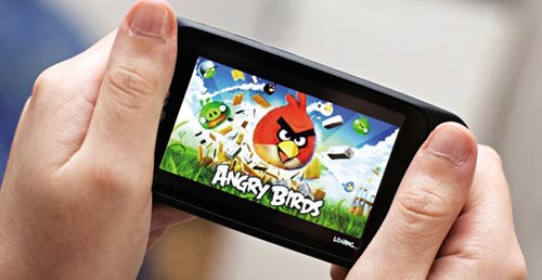 小伙卧床玩手机游戏 险丢命？