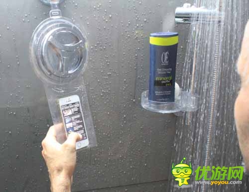 洗澡也要玩手机 手机与我是真爱