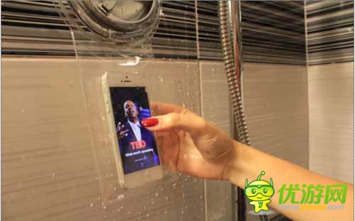 洗澡也要玩手机 手机与我是真爱