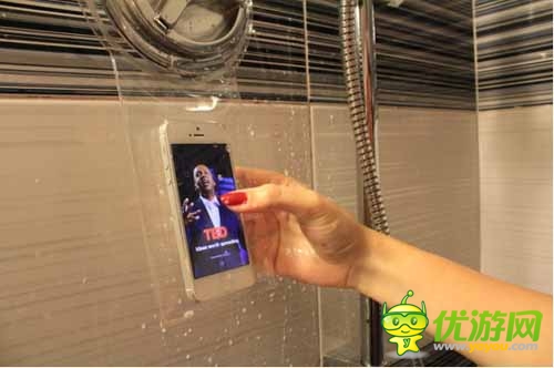 洗澡也要玩手机 手机与我是真爱