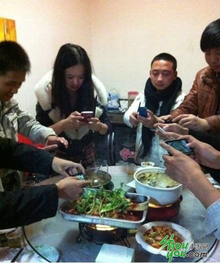 小伙因微信无人点赞郁闷 用手机猛砸脑门