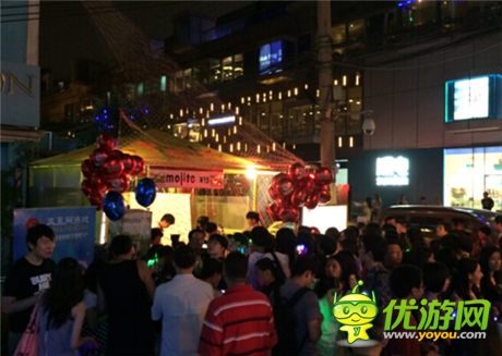 后海大鲨鱼献唱 凤凰游戏闪耀三里屯