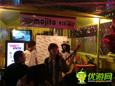 后海大鲨鱼献唱 凤凰游戏闪耀三里屯