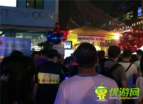 后海大鲨鱼献唱 凤凰游戏闪耀三里屯