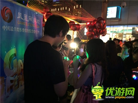 后海大鲨鱼献唱 凤凰游戏闪耀三里屯