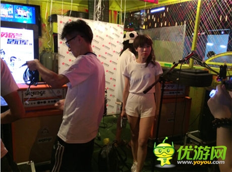 后海大鲨鱼献唱 凤凰游戏闪耀三里屯