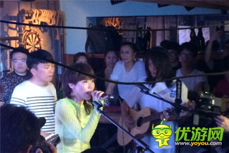 后海大鲨鱼献唱 凤凰游戏闪耀三里屯