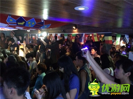 后海大鲨鱼献唱 凤凰游戏闪耀三里屯