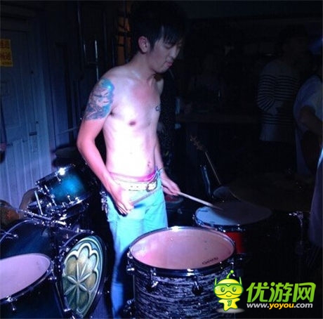 后海大鲨鱼献唱 凤凰游戏闪耀三里屯