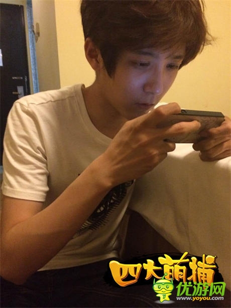 孔舒航沉迷《四大萌捕》特邀粉丝为“凌硕”画角色