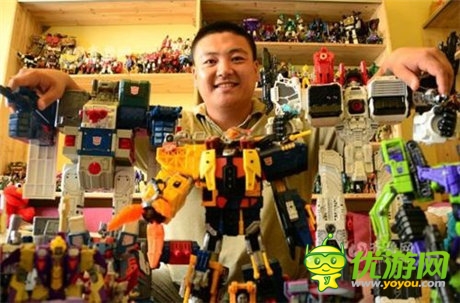 青岛小夫妻收藏变形金刚12年 耗资20多万元