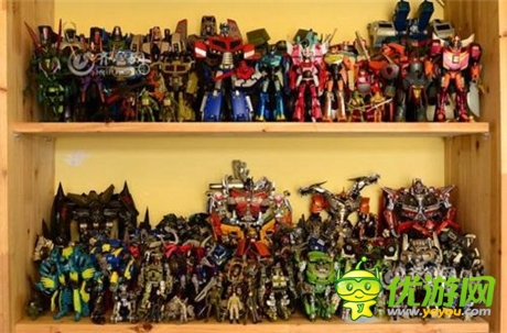 青岛小夫妻收藏变形金刚12年 耗资20多万元