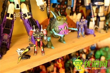 青岛小夫妻收藏变形金刚12年 耗资20多万元