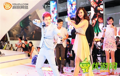 温瑞安周韦彤出席游族CJ展台《四大萌捕》首映礼