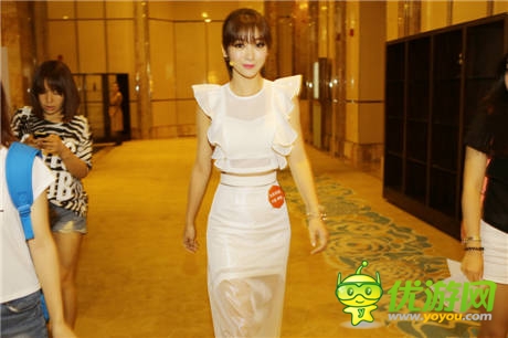 柳岩大变妆扮一袭纯白惊爆《全民奇迹》发布会