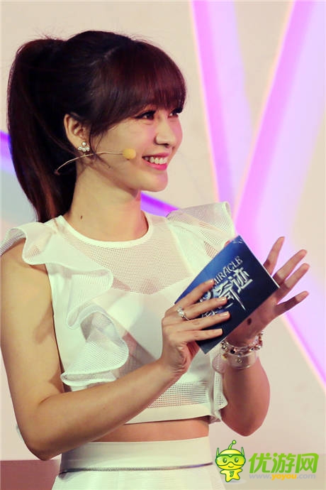 柳岩大变妆扮一袭纯白惊爆《全民奇迹》发布会