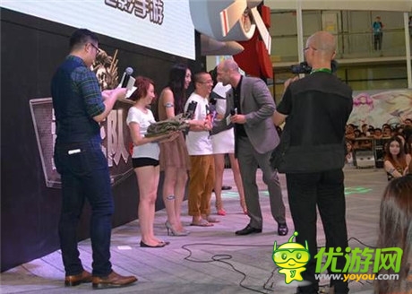 CJ2014：杰森斯坦森携车模登台 CJ史上最大牌亮相