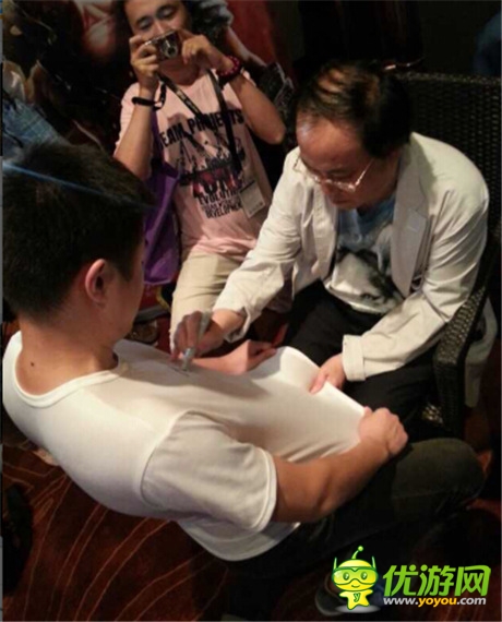 凤凰游戏专访温瑞安 “伪”巨侠”秀“真”功夫