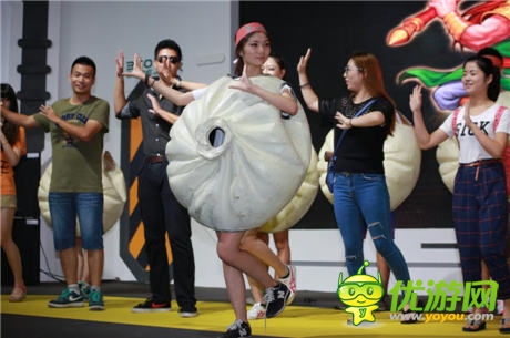 “包”小姐《三国战纪》展台露“陷”