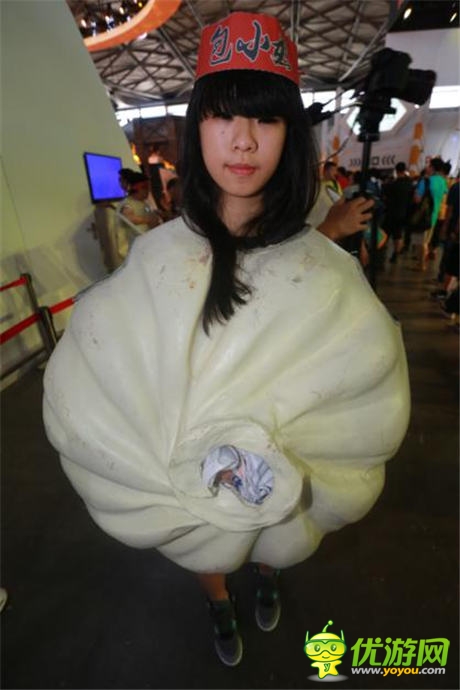 “包”小姐《三国战纪》展台露“陷”