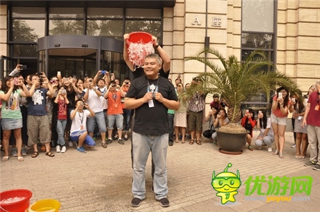 触控科技CEO陈昊芝完成冰桶挑战 点名中手游CEO肖健