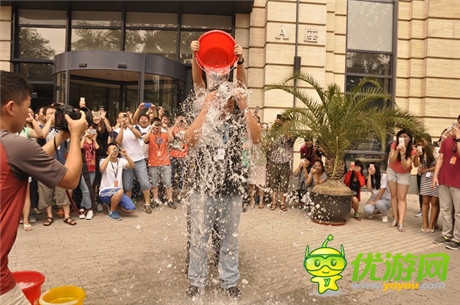 触控科技CEO陈昊芝完成冰桶挑战 点名中手游CEO肖健