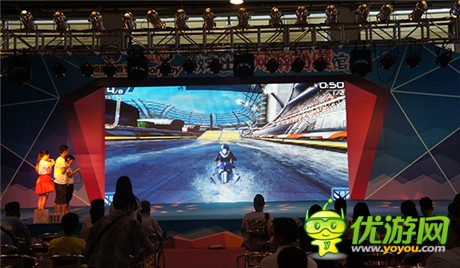 激爽《激流快艇2》南国书香节现场大狂飙