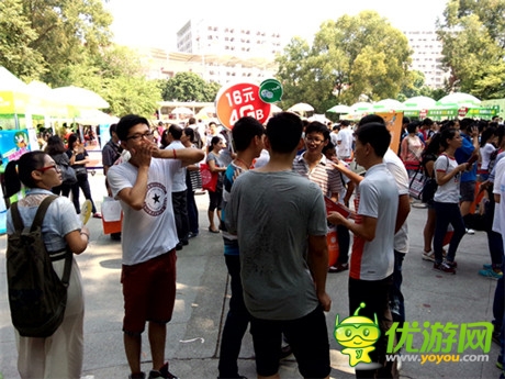 甜美coser迎新生《甜心爱消除》深大校园行