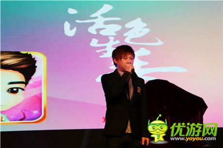 颖儿现身欢瑞游戏《活色生香》战略合作发布会